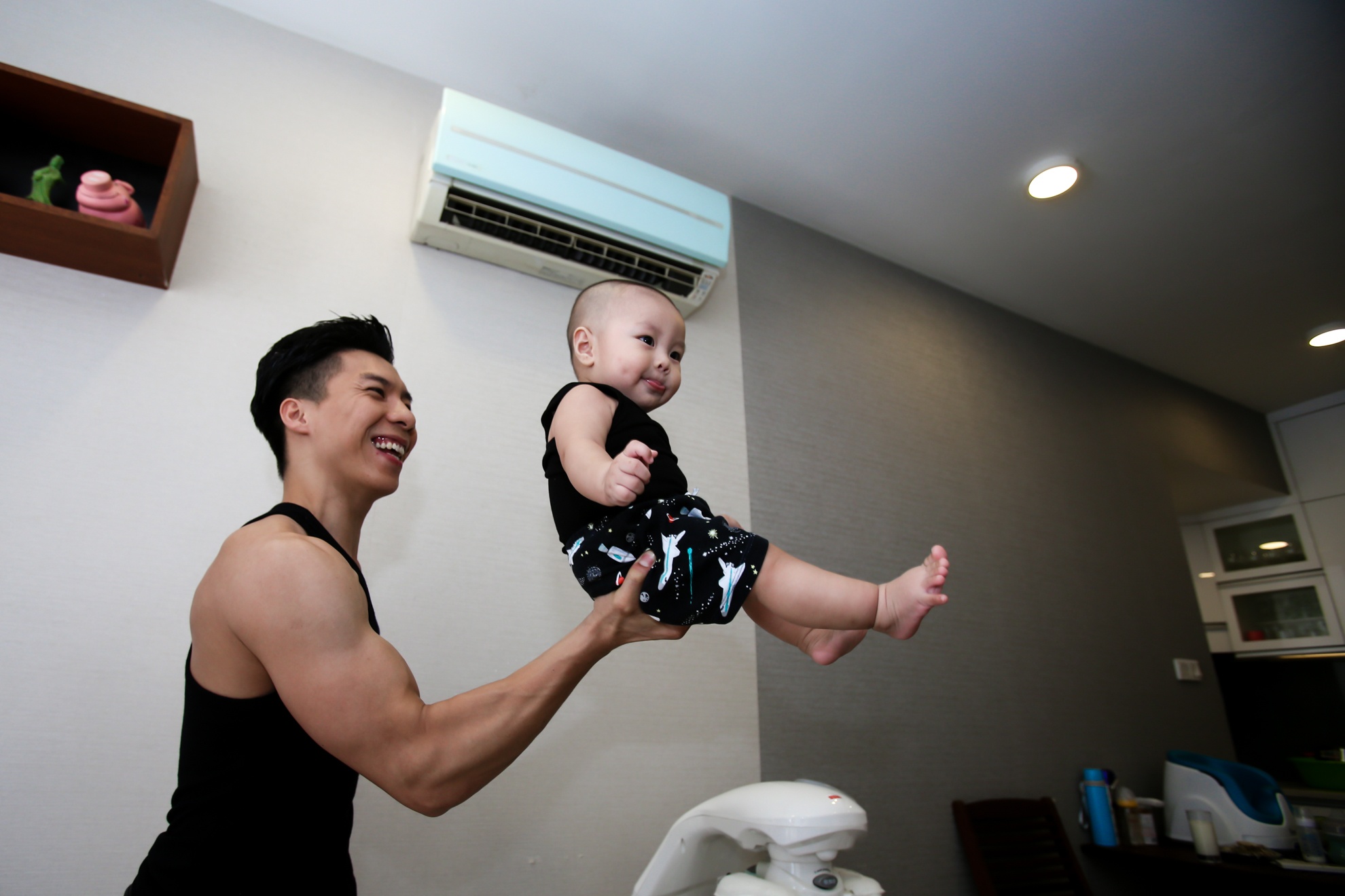 Quoc Co Quoc Nghiep tap xiec cho con trai anh 2