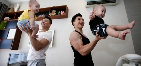 Quoc Co, Quoc Nghiep tap xiec cho con trai tu 2 thang tuoi hinh anh