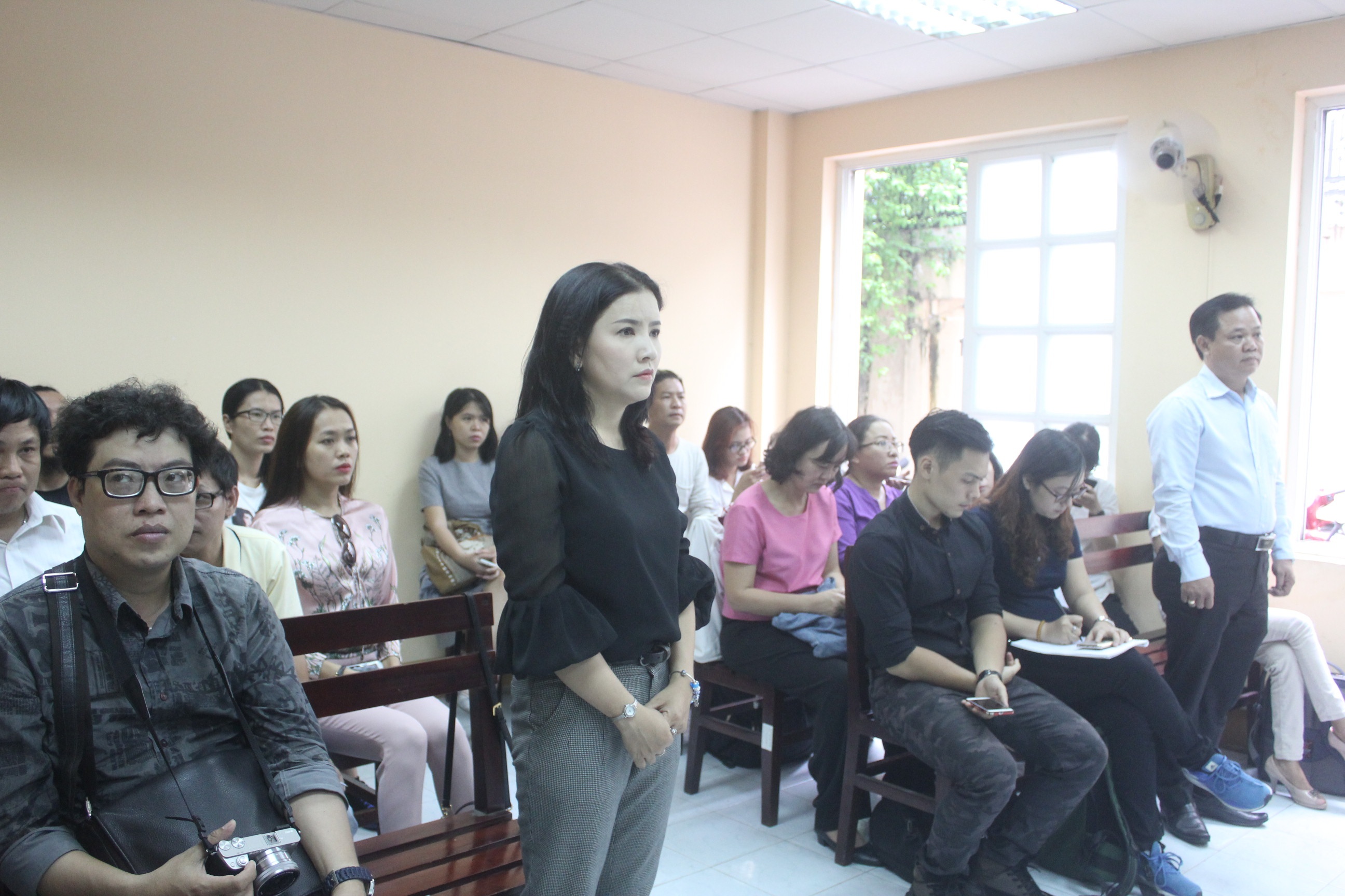 Ngoc Trinh ra toa trong ngay xet xu anh 2