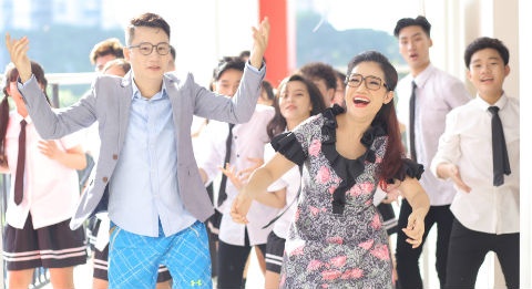 Hoang Bach tai hien hinh anh giao su mac quan dui di day hoc hinh anh