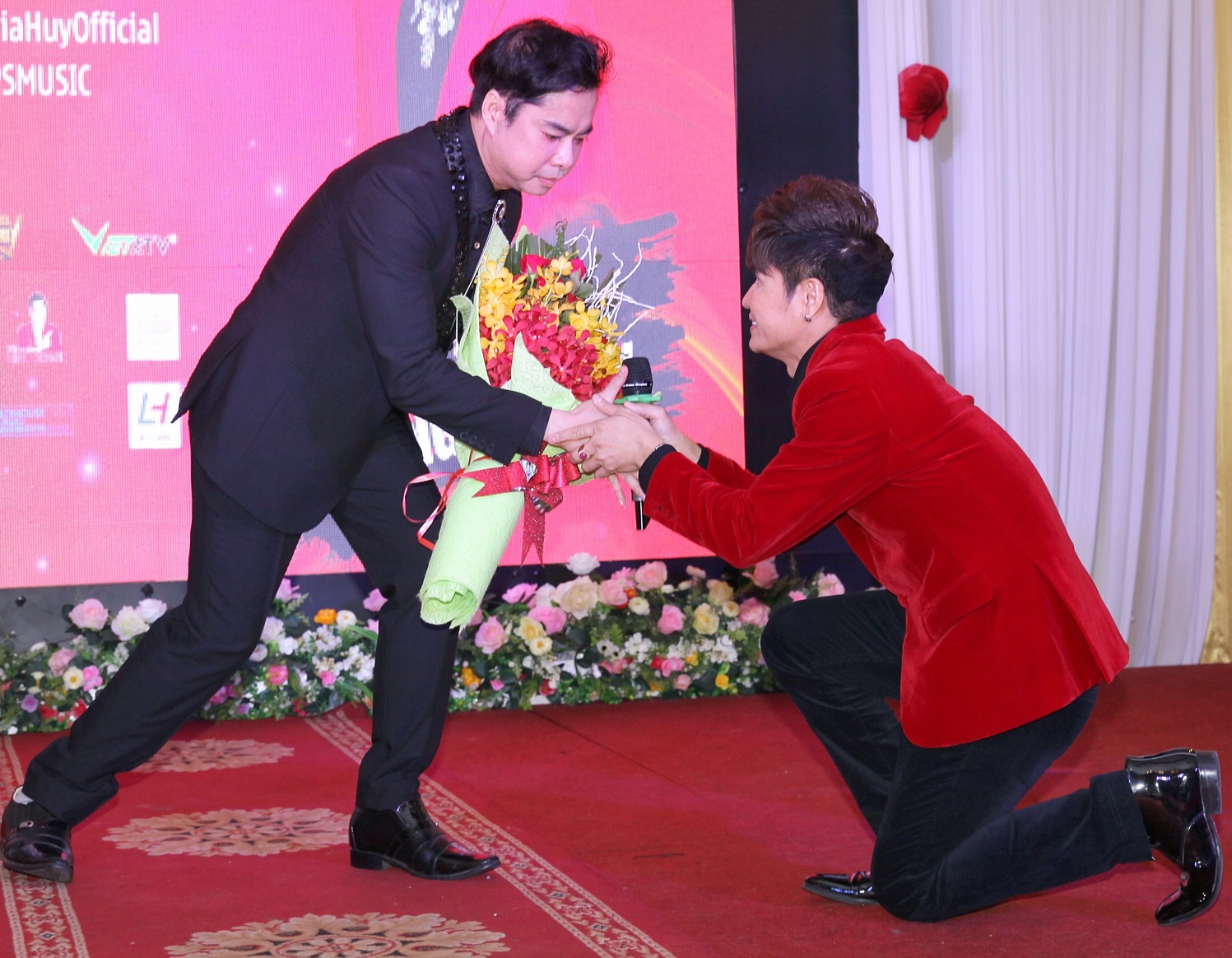 Ngoc Son nhan hoc tro tren san khau anh 2