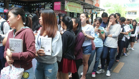 Hang dai fan xep hang cho xin chu ky cua nha van Nguyen Nhat Anh hinh anh