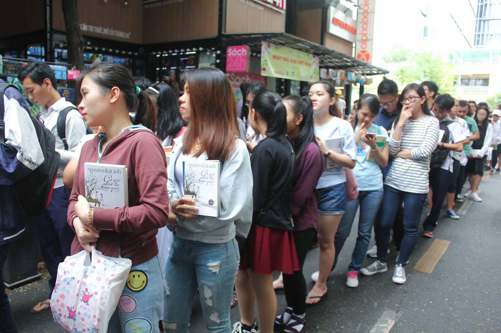 ky tang Co gai den tu hom qua anh 2