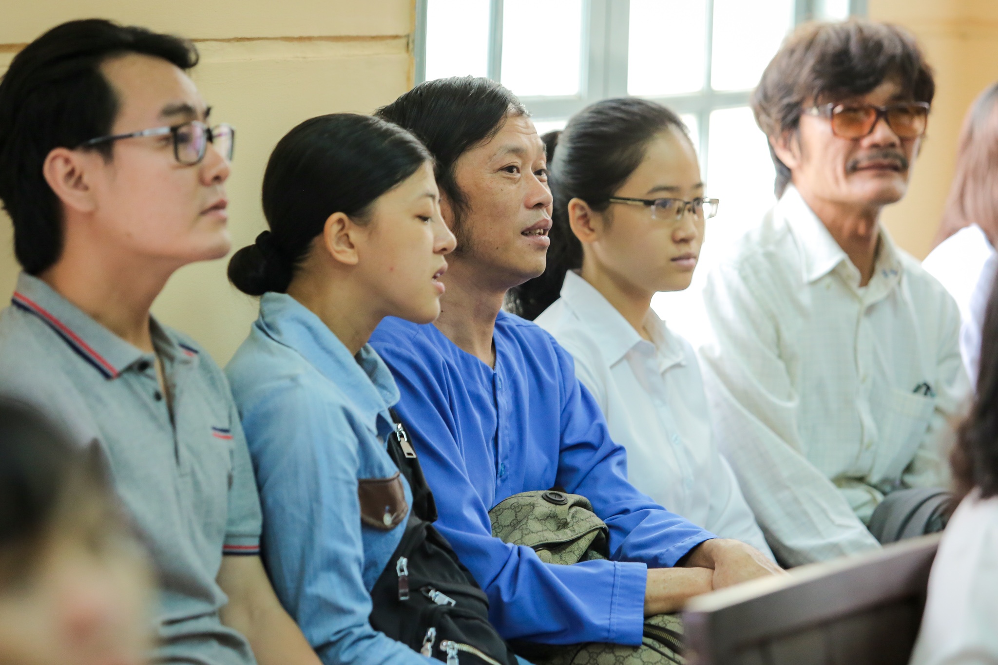 Hoai Linh den ung ho phien toa Ngoc Trinh anh 2