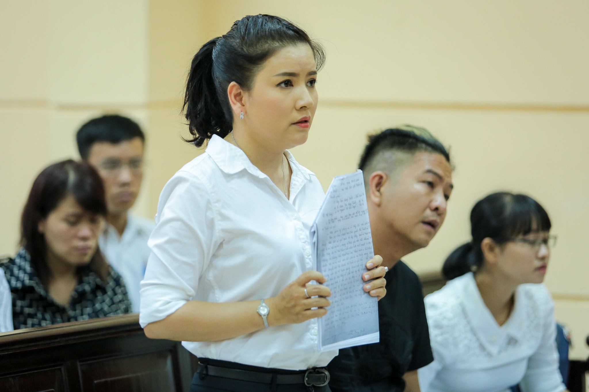 Hoai Linh den ung ho phien toa Ngoc Trinh anh 1