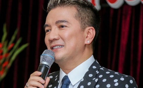 Clip Dam Vinh Hung hat trong hop bao Sai Gon Bolero va Hung hinh anh