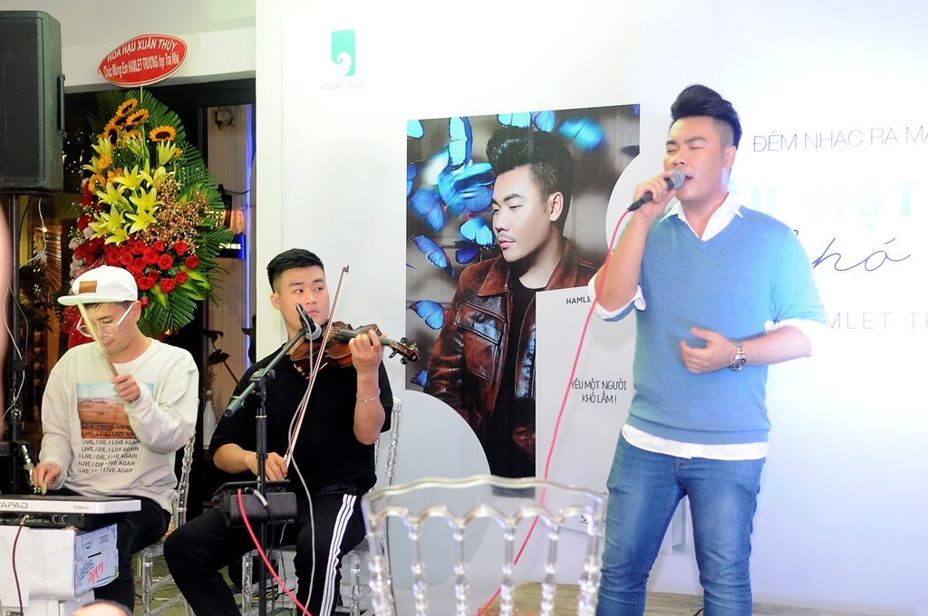 ra mat sach moi cua Hamlet Truong anh 2