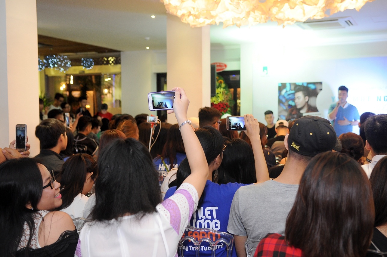 ra mat sach moi cua Hamlet Truong anh 1