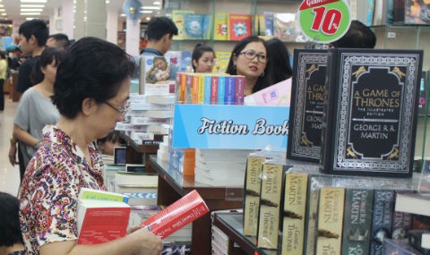 Trien lam 20.000 cuon sach ngoai van o TP.HCM hinh anh