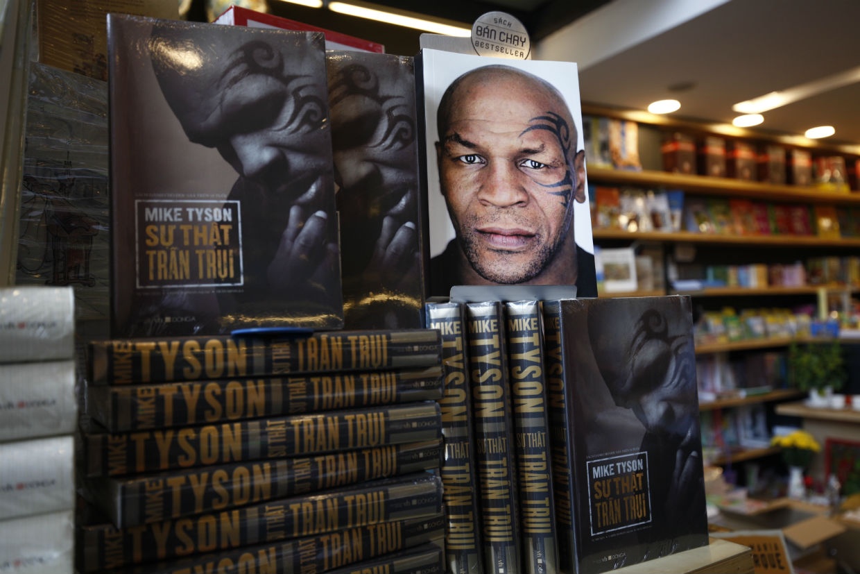 Cuon hoi ky ve cuoc doi khoc liet cua Mike Tyson ra mat tai Viet Nam hinh anh
