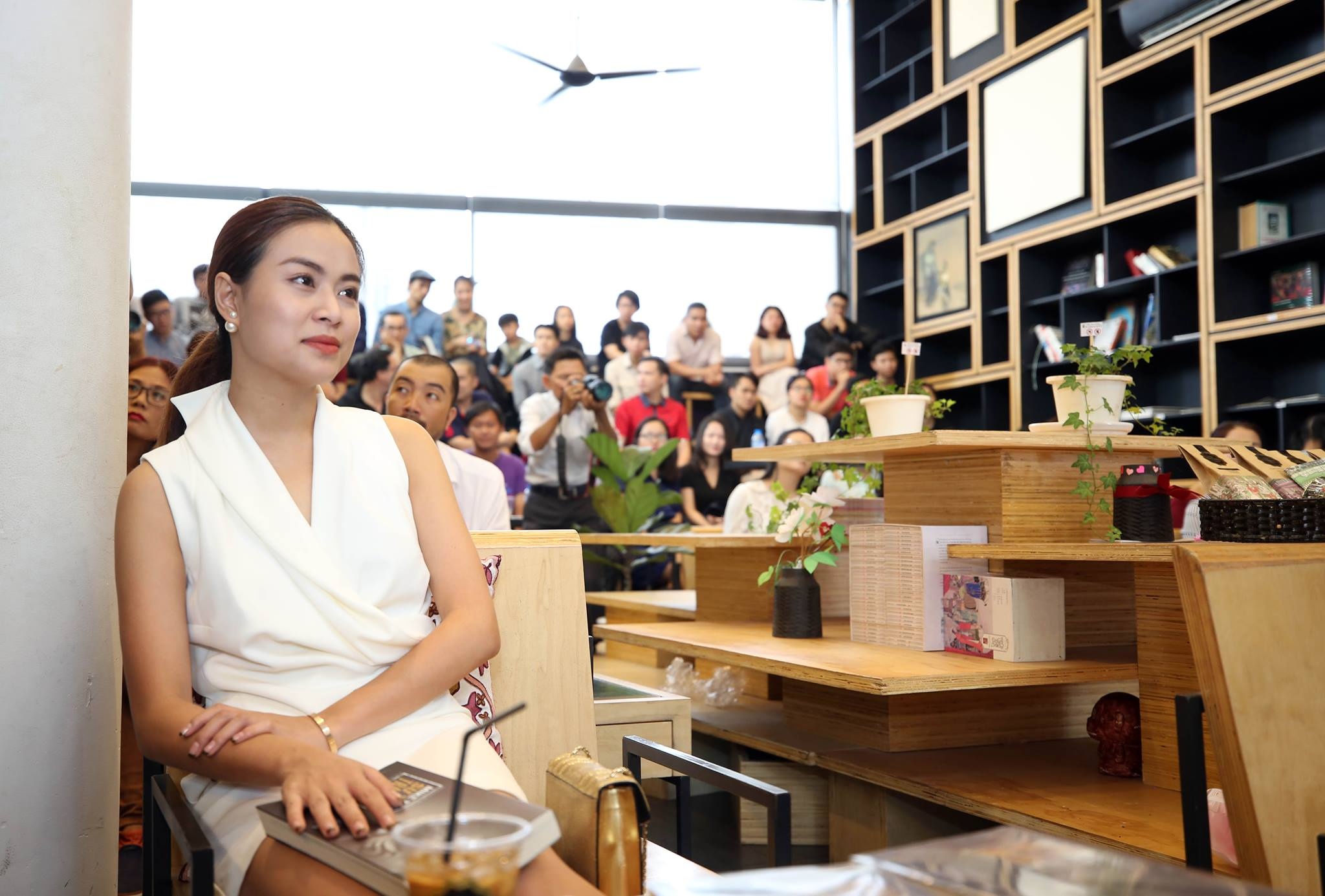 Hoang Thuy Linh du ra mat sach Mike Tyson anh 4