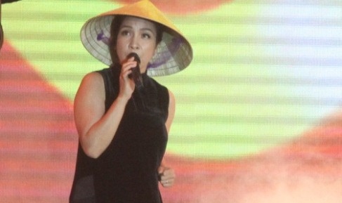 My Linh doi non la, hat duoi mua lon o Quang Nam hinh anh