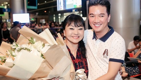 Dam Vinh Hung ra san bay don danh ca Huong Lan luc nua dem hinh anh