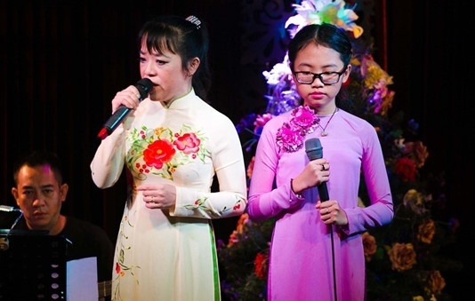 Phương Mỹ Chi vô ơn với cô Út ảnh 1 Phuong My Chi vo on voi co Ut anh 1