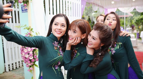Dan dien vien ve Tra Vinh du le cuoi Le Phuong hinh anh