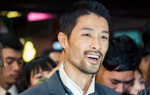 Johnny Tri Nguyen: 'Neu Flores thach dau, toi se moi len vo dai' hinh anh