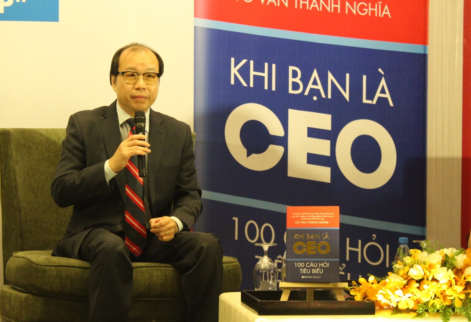 Ra mat sach Khi ban la CEO o TP.HCM anh 1