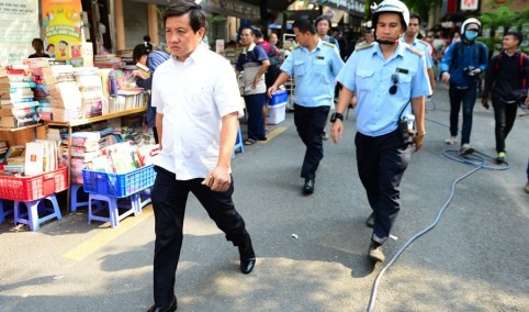 'Ban doc buc xuc khi den duong sach TP.HCM khong biet gui xe o dau' hinh anh