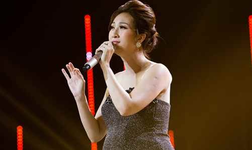 Leu Phuong Anh hat tren san khau, xe cap cuu cho ben ngoai hinh anh