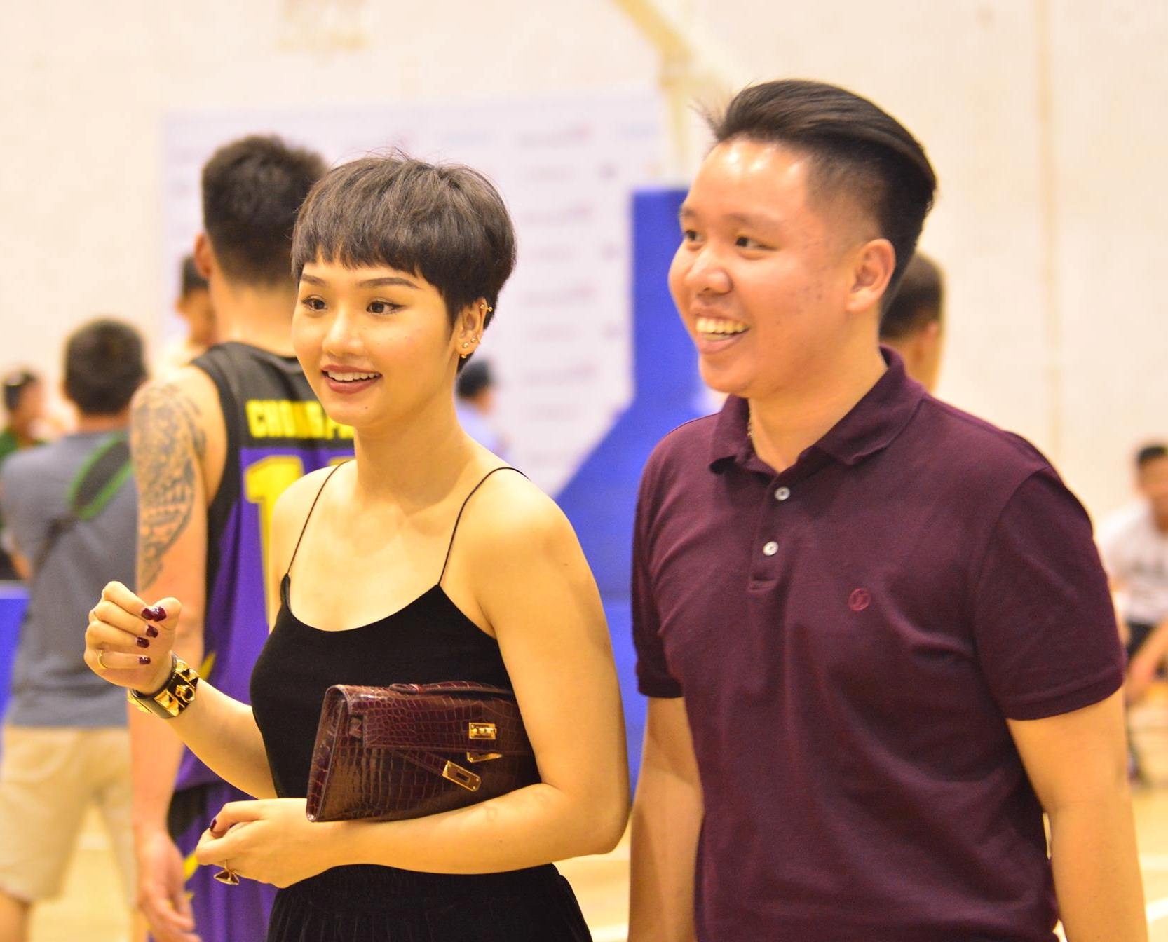 Miu Le di xem bong ro cung ban trai anh 2