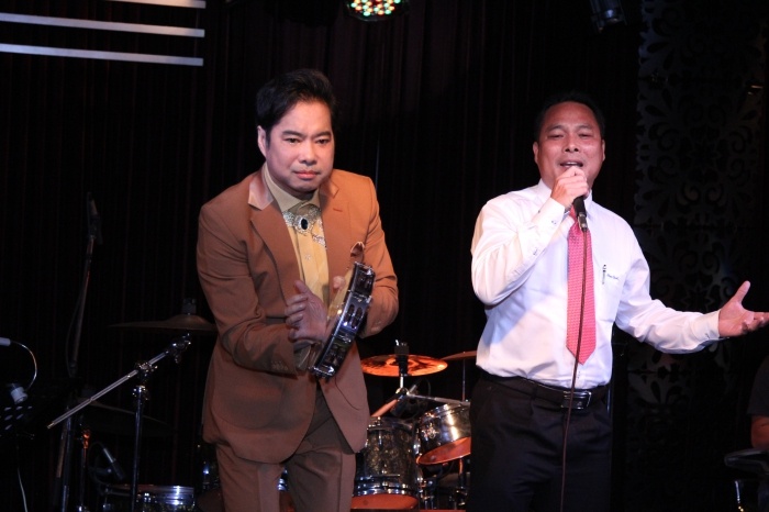 Ngoc Son tang qua me anh 2