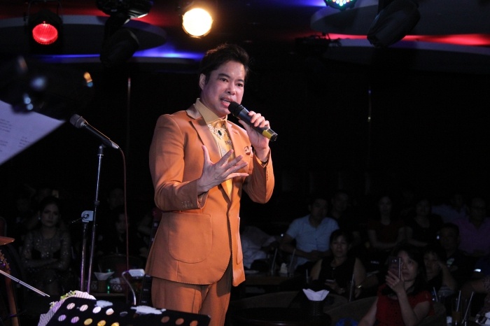 Ngoc Son tang qua me anh 3