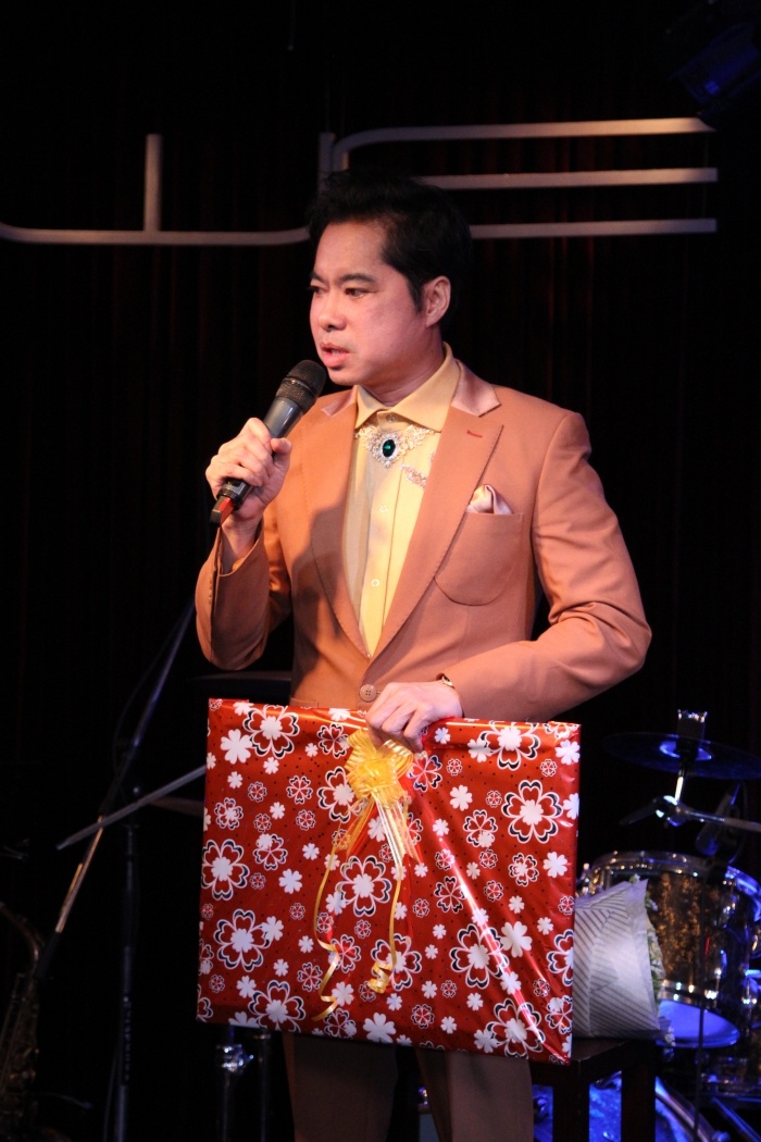 Ngoc Son tang qua me anh 4