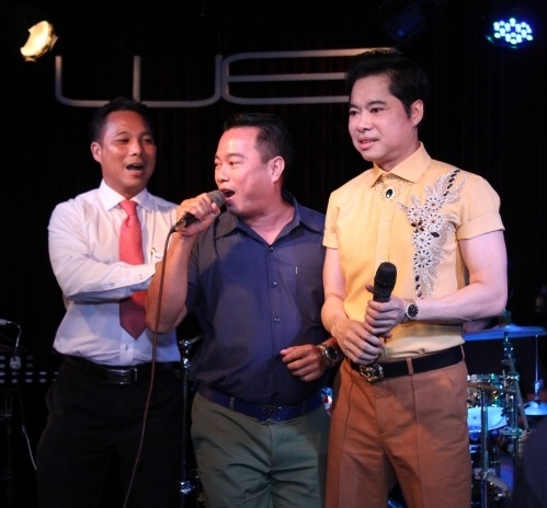 Ngoc Son tang qua me anh 1