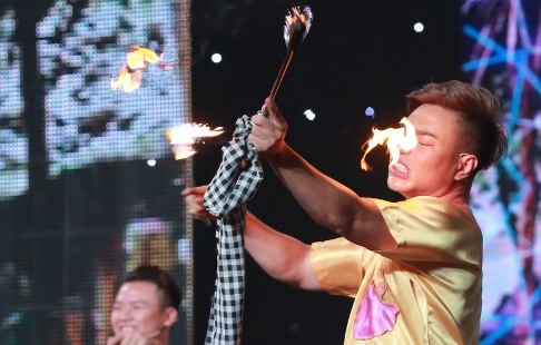 Dien man mua lua, Le Duong Bao Lam bi bong mui tren san khau hinh anh