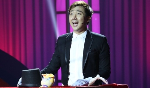 Tran Thanh gap su co trang phuc tren song truyen hinh hinh anh