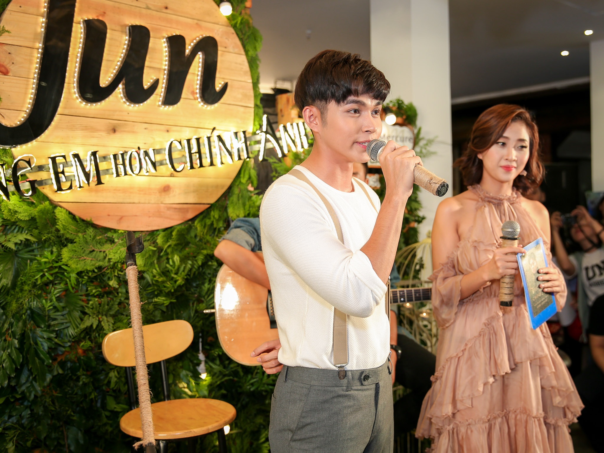 Jun Phạm bị lạc trong mê cung khi quay MV ảnh 1 Jun Pham bi lac trong me cung khi quay MV anh 1