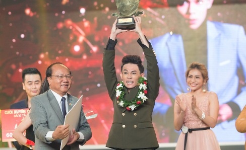 Ban sao Hoai Linh tro thanh quan quan Cuoi xuyen Viet 2017 hinh anh