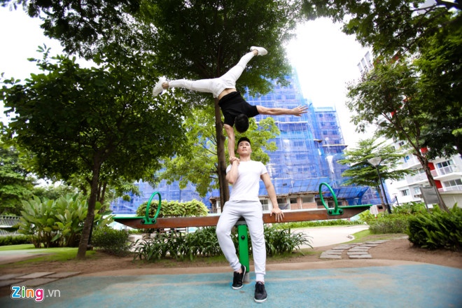 Quoc Nghiep bi veo xuong co,  nguy co liet tay anh 2