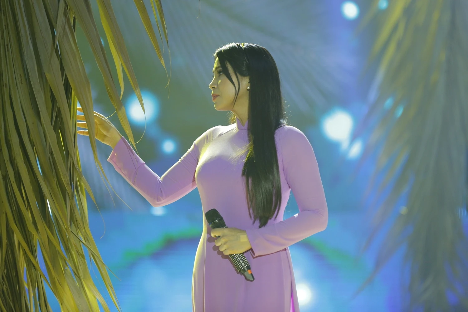 Ly Huong dung thi Tinh Bolero anh 1