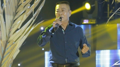 Nghe si Vu Thanh - Ao em chua mac mot lan hinh anh