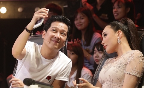 Huong Tram gia giong Thu Phuong trong chuong trinh Ca si giau mat hinh anh