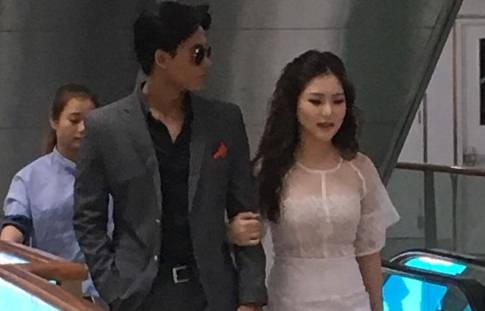 Huong Tram va nam chinh MV 'Em gai mua' quan quyt khong roi hinh anh