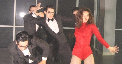 Quang Dang hoa thanh mat vu Kingsman trong bai nhay kich tinh hinh anh