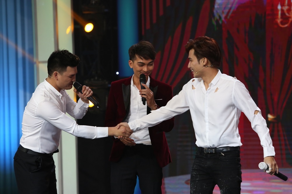 Tap 4 Ai cung bat cuoi anh 2