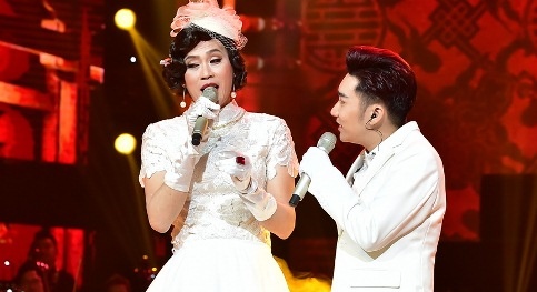 Hoai Linh lam co dau xinh dep trong live show Quang Ha hinh anh