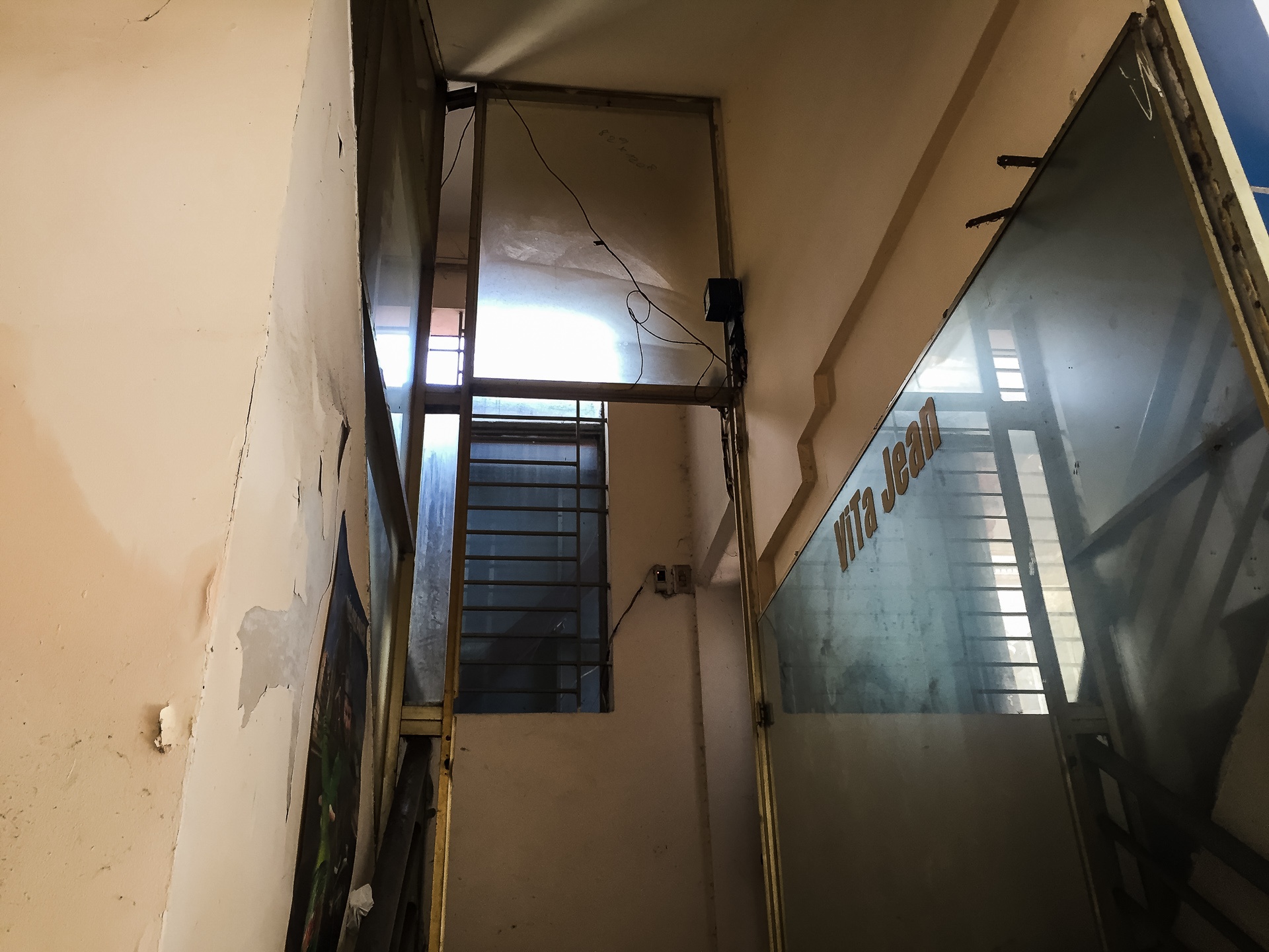 Van phong hang phim truyen xuong cap anh 3