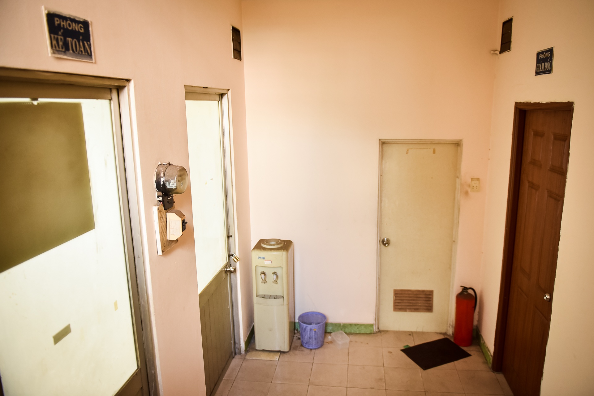 Van phong hang phim truyen xuong cap anh 7