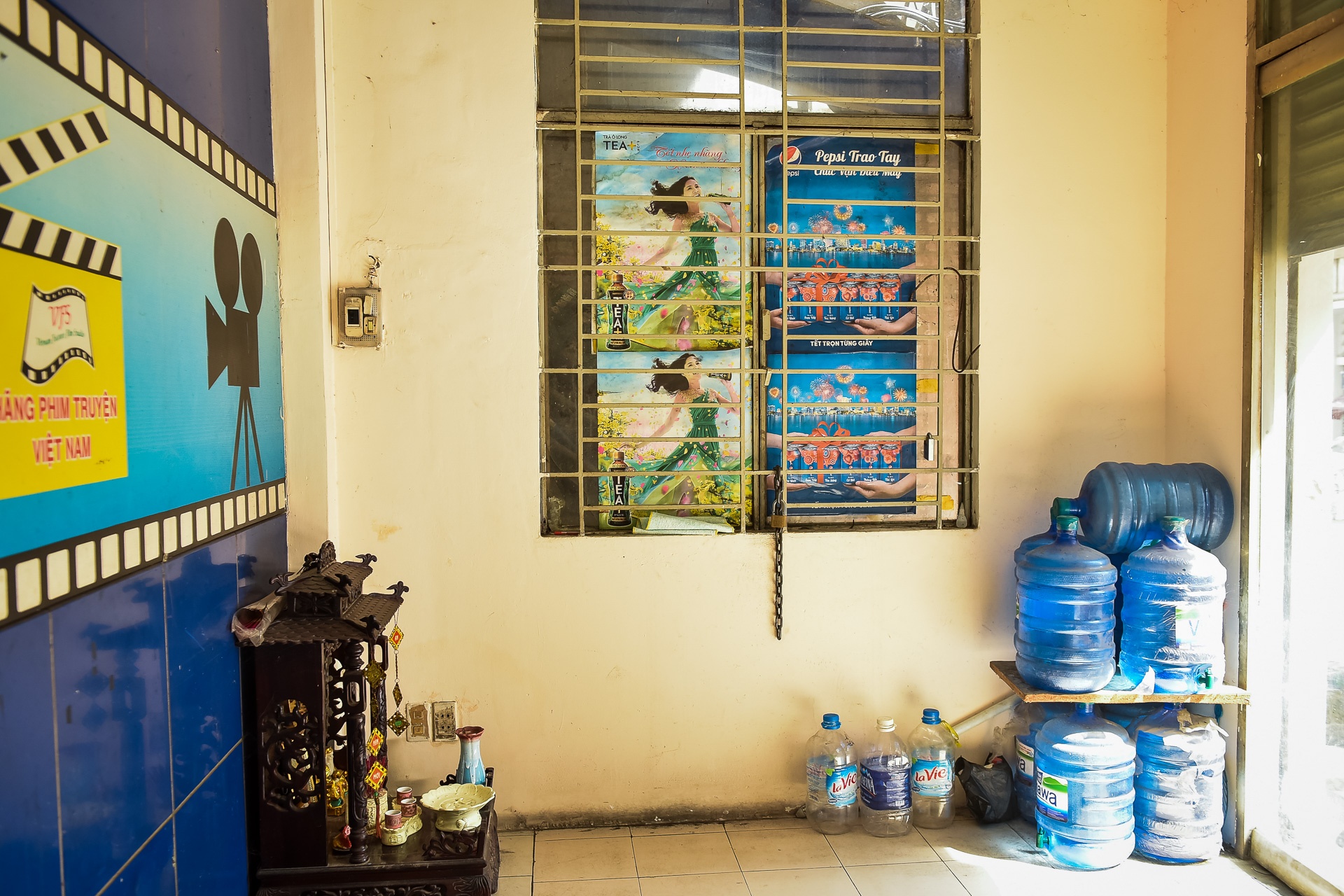 Van phong hang phim truyen xuong cap anh 5