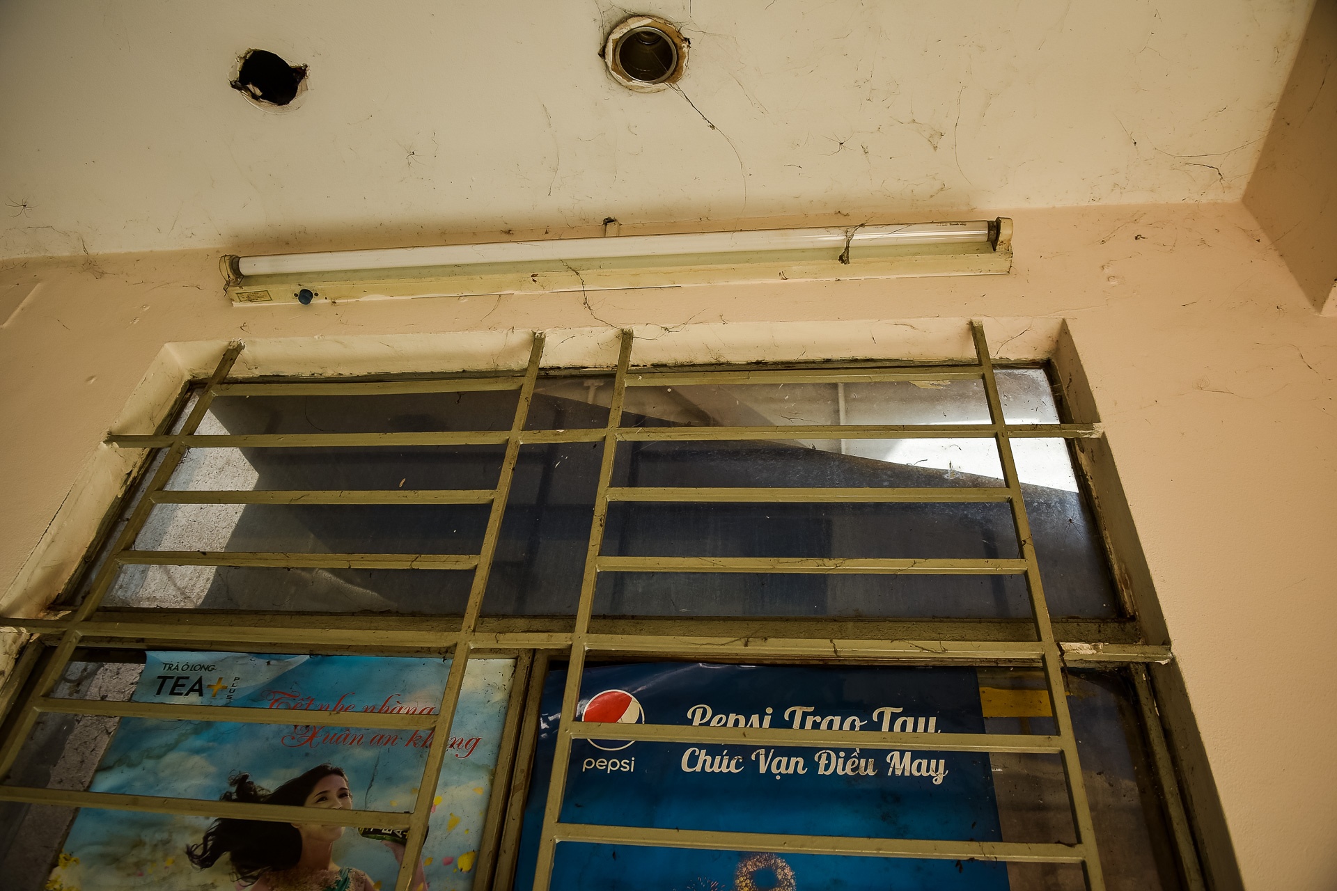 Van phong hang phim truyen xuong cap anh 4