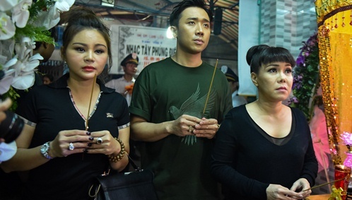 Tran Thanh, Viet Huong buon ba den vieng nghe si Khanh Nam luc khuya hinh anh