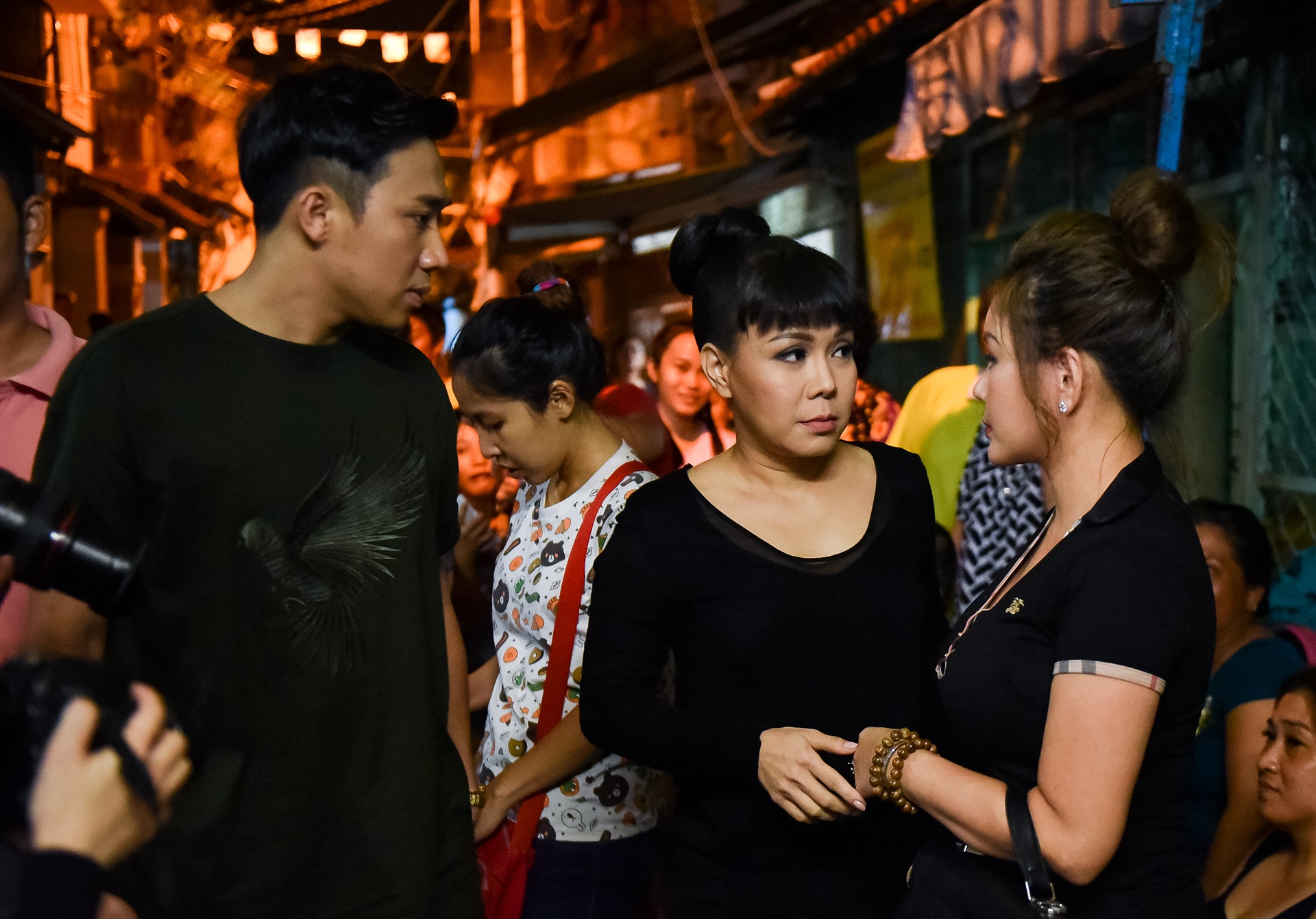 Nguoi dan vay quanh Tran Thanh, Viet Huong khi toi vieng Khanh Nam hinh anh