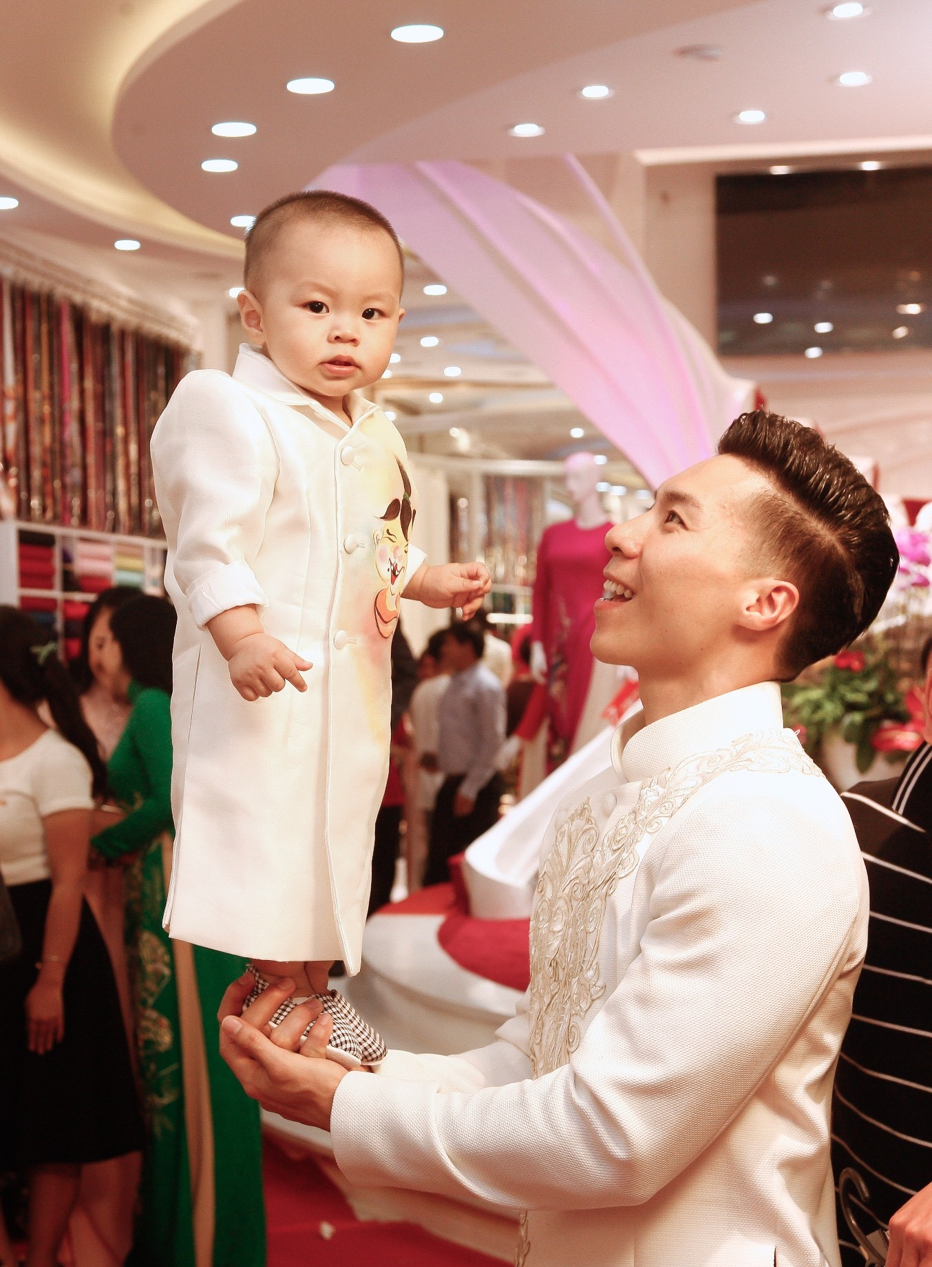 Quoc Co Quoc Nghiep tap xiec cho con trai anh 2