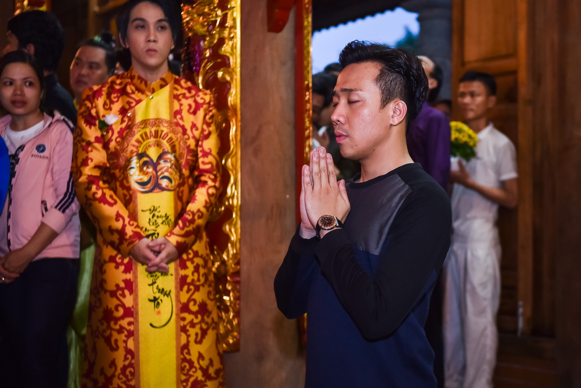 Nghệ sĩ giỗ tổ ở đền thờ Hoài Linh ảnh 1 Nghe si gio to o den tho Hoai Linh anh 1