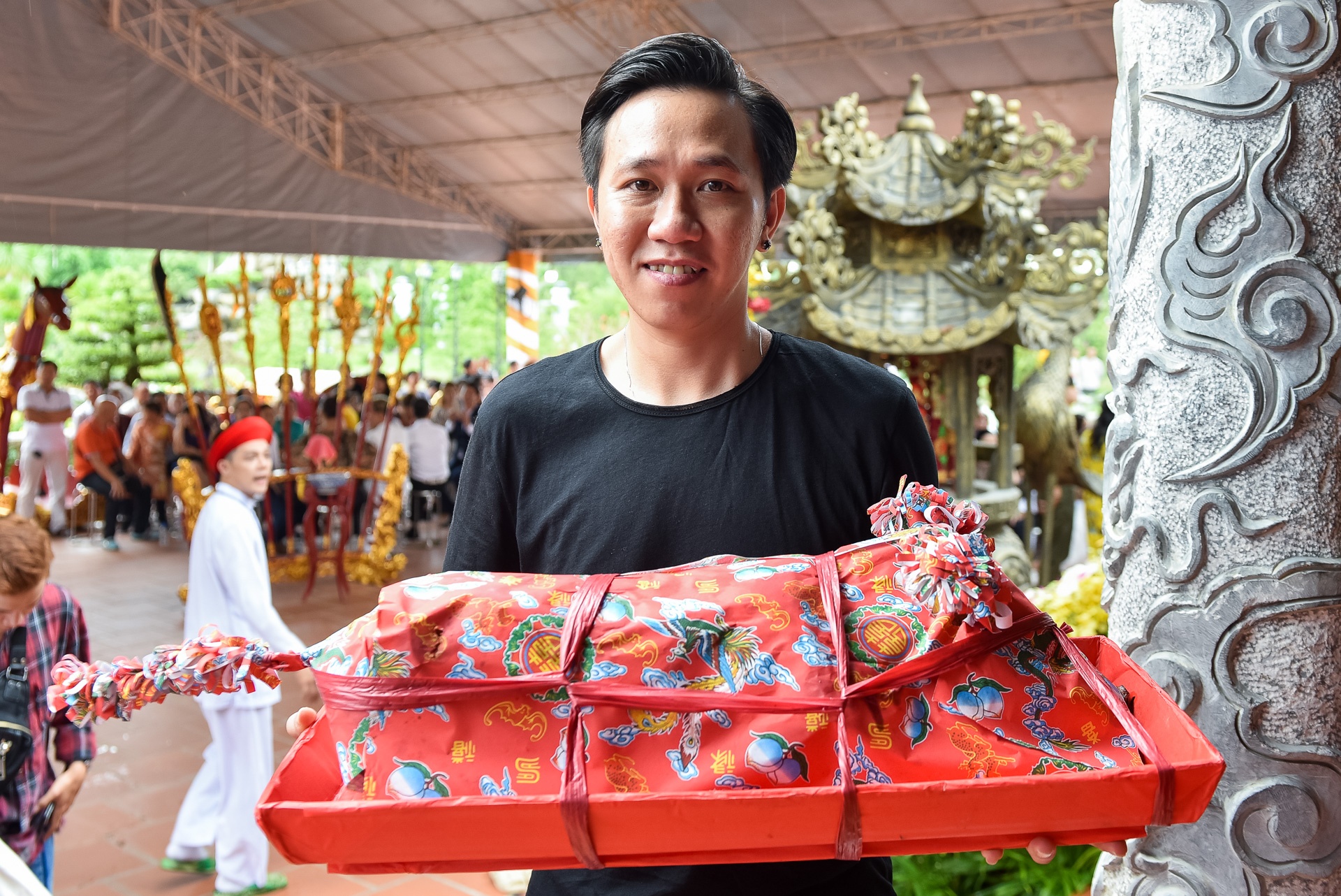 Nghệ sĩ giỗ tổ ở đền thờ Hoài Linh ảnh 6 Nghe si gio to o den tho Hoai Linh anh 6