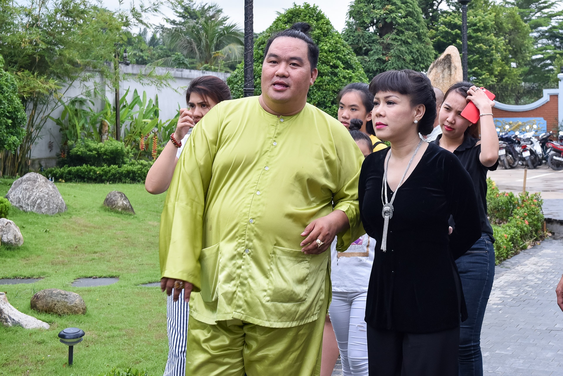 Nghệ sĩ giỗ tổ ở đền thờ Hoài Linh ảnh 3 Nghe si gio to o den tho Hoai Linh anh 3